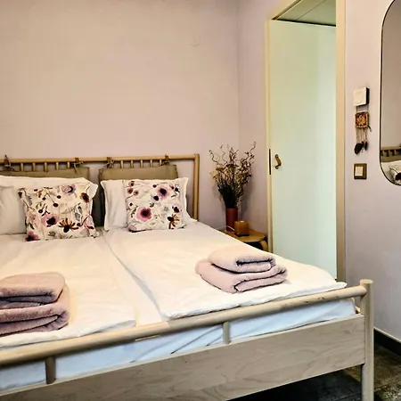 Accommodatie bij particulieren Ma-bebe Playhouse With Private Sauna --- Lake, Parks And Pools In 5 Min