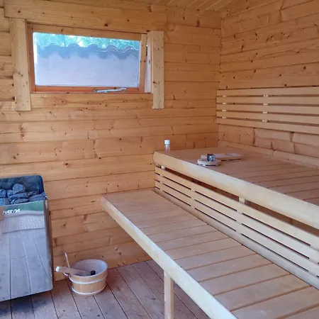 Ma-bebe Playhouse With Private Sauna --- Lake, Parks And Pools In 5 Min Accommodatie bij particulieren